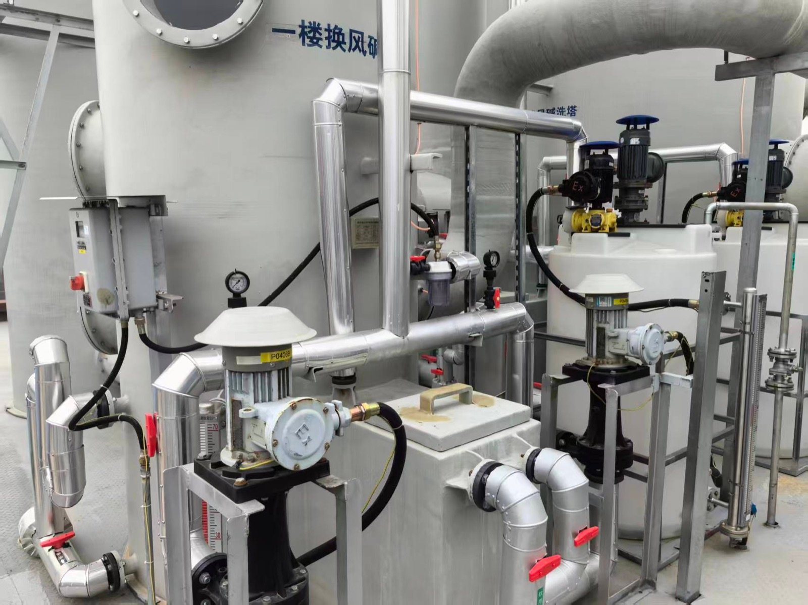 Acid and alkali chemical dosing system for pharmaceutical exhaust scrubbers